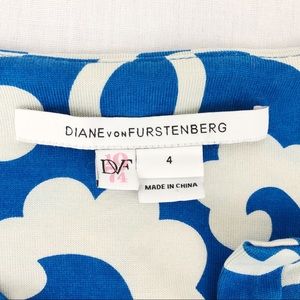 Diane Von Furstenberg Dresses - Blue & White Abstract Printed Dress, size 4 Diane Von Furstenberg Dresses - Blue & White Abstract Printed Dress, size 4